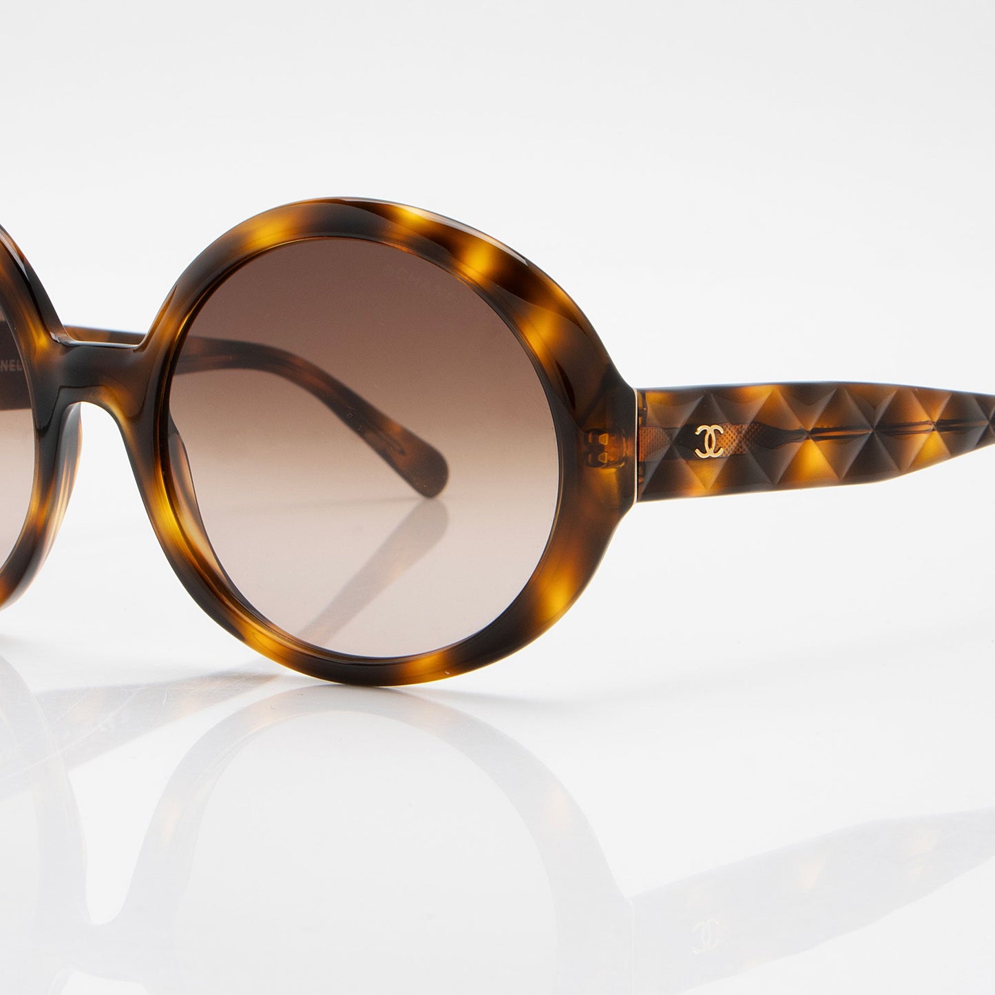 Chanel Quilted CC Round Sunglasses (SHF-ctTy2u)