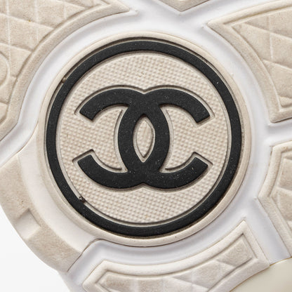 Chanel Suede Calfskin CC Sneakers - Size 7.5 / 37.5 (SHF-nLOm4F)