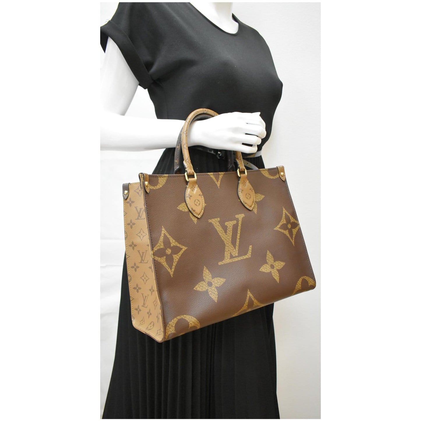 LOUIS VUITTON Onthego MM Giant Monogram Canvas Tote Shoulder Bag Brown