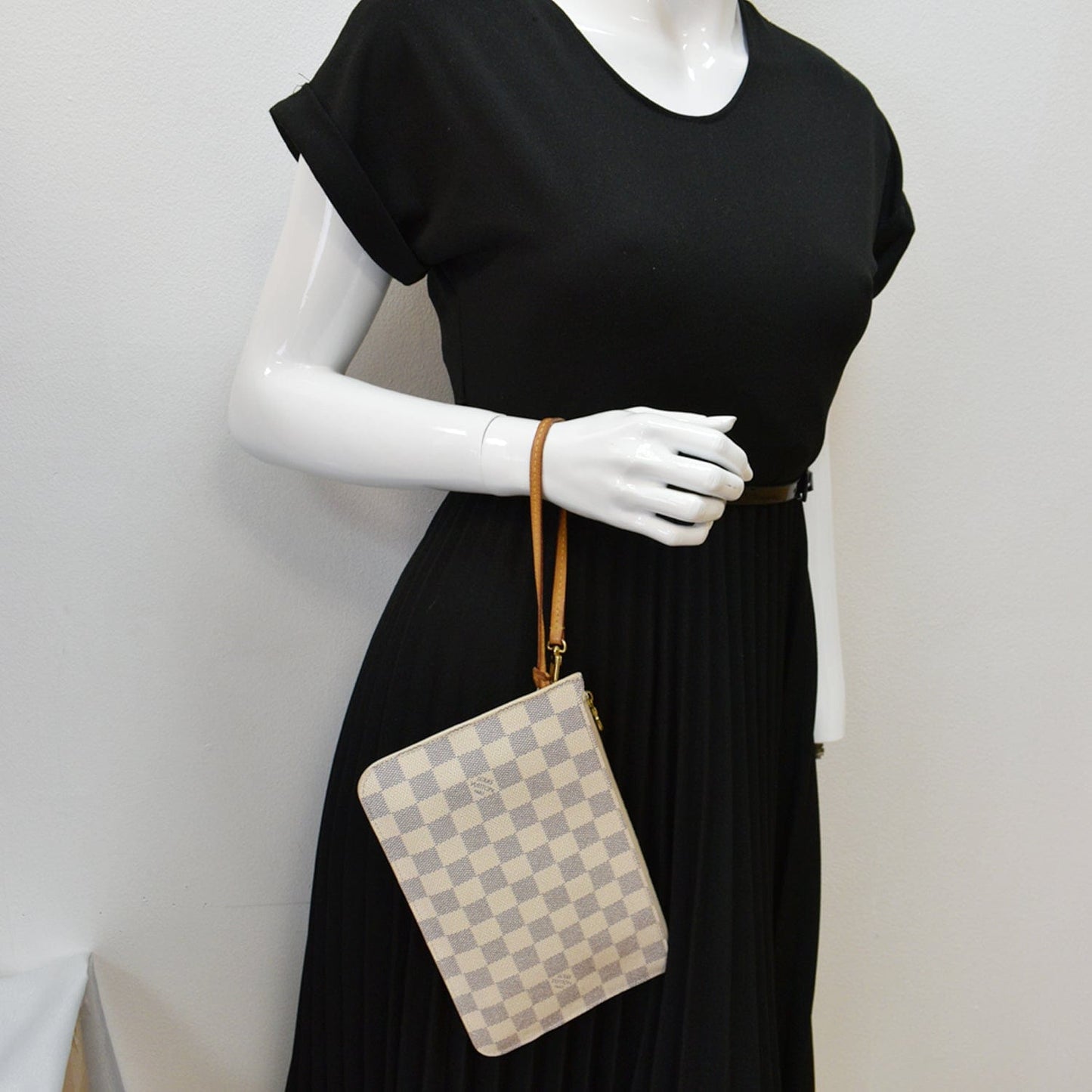 LOUIS VUITTON Neverfull  Damier Azur Pochette Wristlet Pouch White