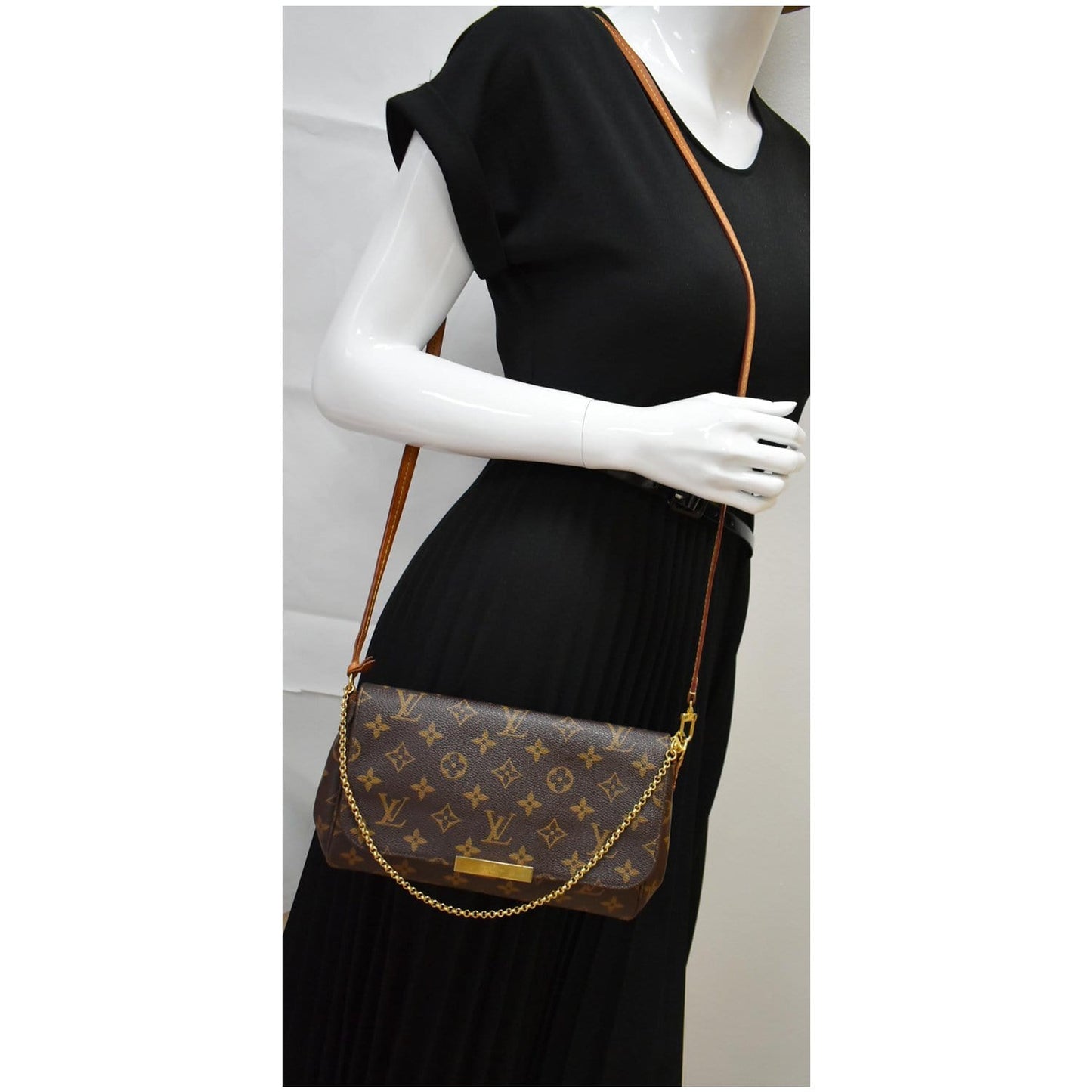 LOUIS VUITTON Favorite MM Monogram Canvas Crossbody Bag Brown
