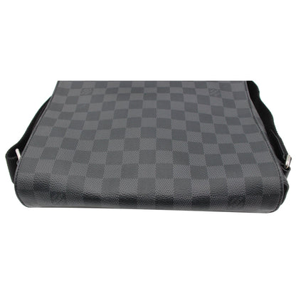 LOUIS VUITTON District MM Damier Graphite Messenger Bag Black