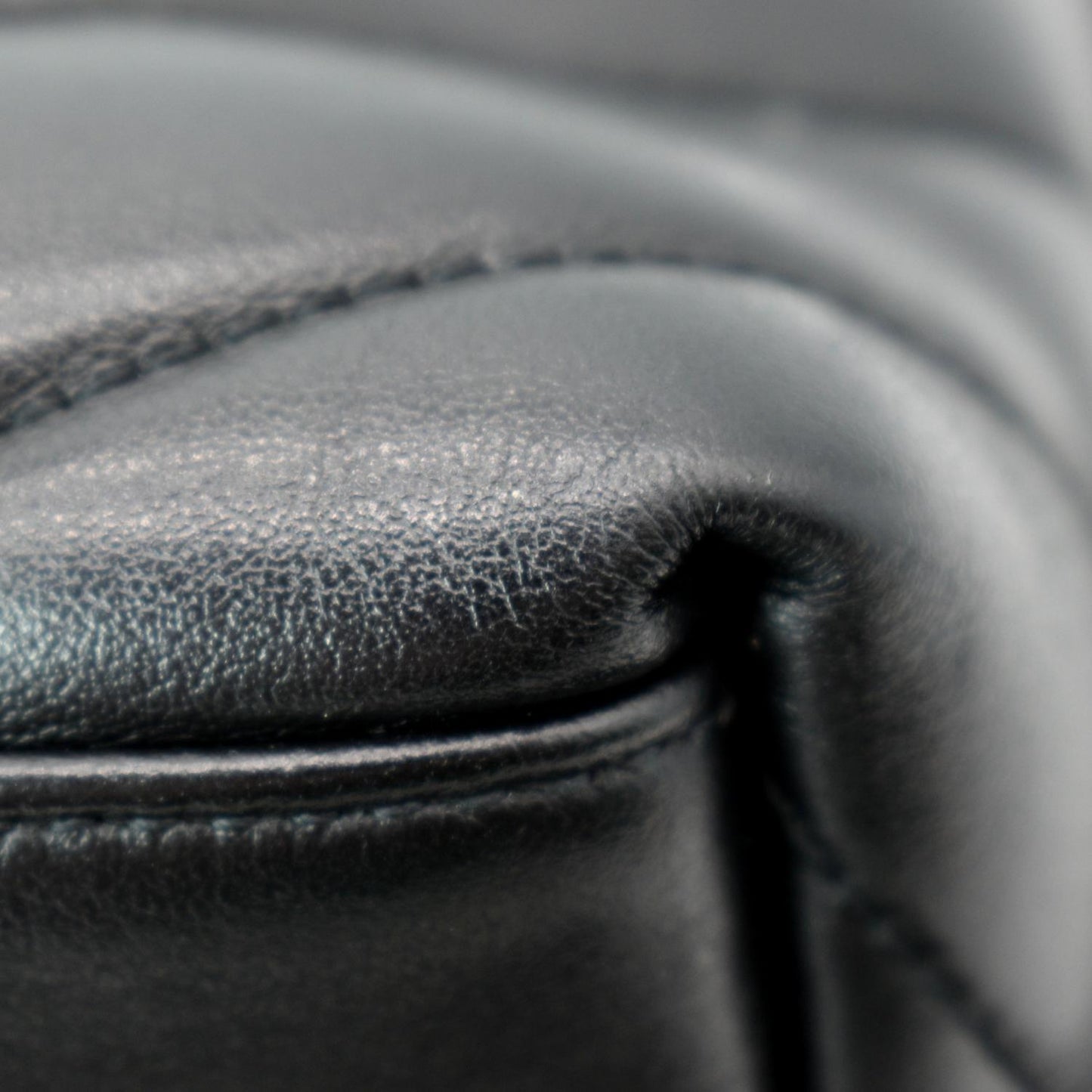 YVES SAINT LAURENT Medium Loulou Matelasse Leather Chain Shoulder Bag Black