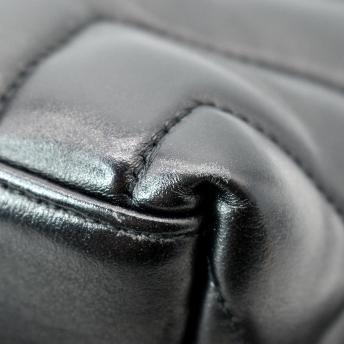 YVES SAINT LAURENT Medium Loulou Matelasse Leather Chain Shoulder Bag Black