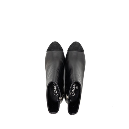 Chanel Size 37 Interlocking Boots Letter/Pearl Leather Black
