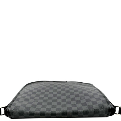LOUIS VUITTON District MM Damier Graphite Messenger Bag Black