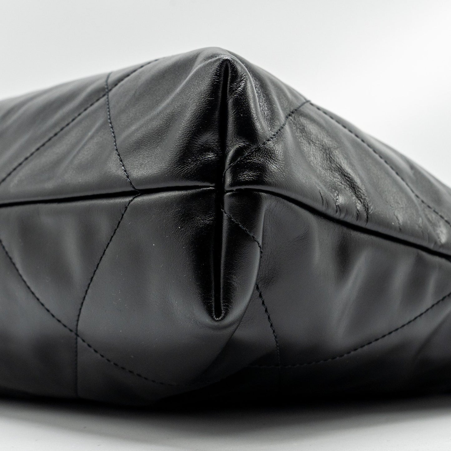 CHANEL medium 22 Bag Shiny Calfskin Black