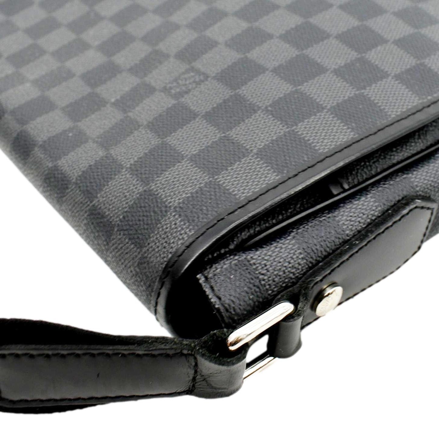LOUIS VUITTON District MM Damier Graphite Messenger Bag Black