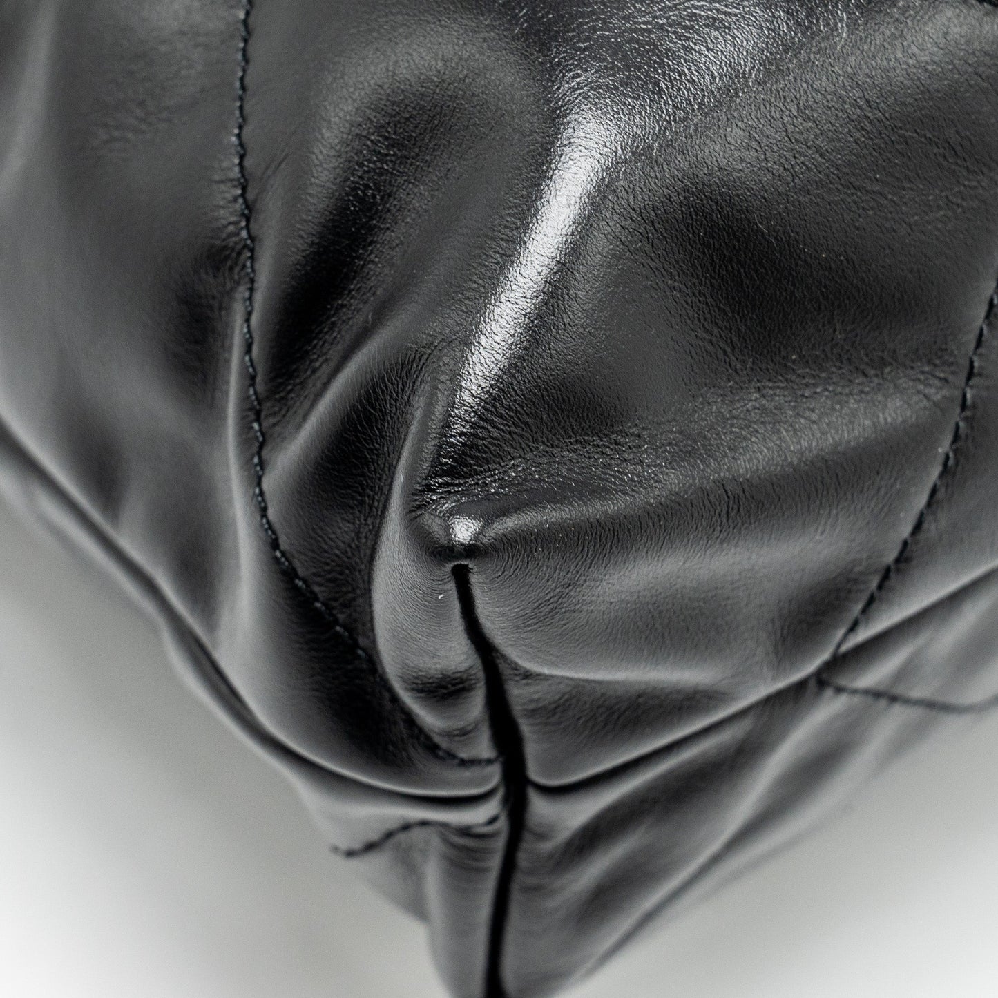 CHANEL medium 22 Bag Shiny Calfskin Black