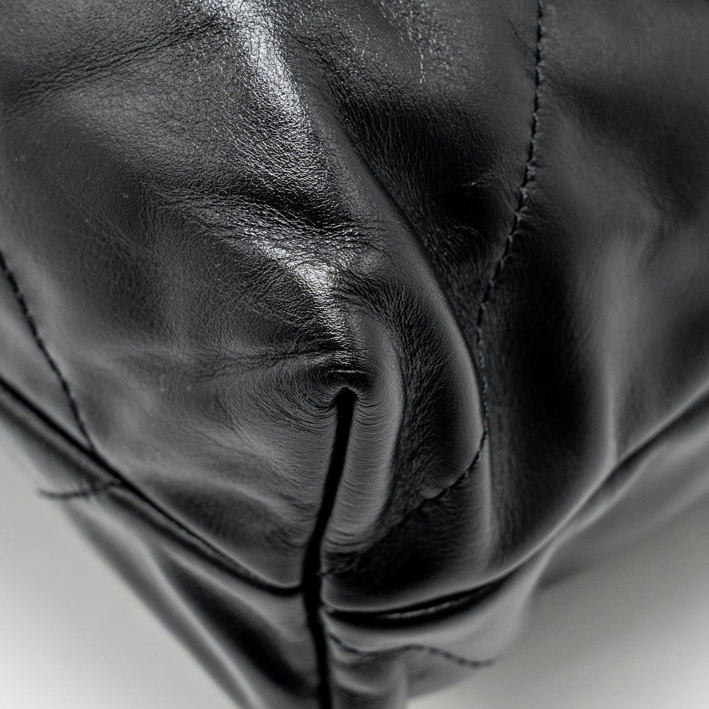 CHANEL medium 22 Bag Shiny Calfskin Black
