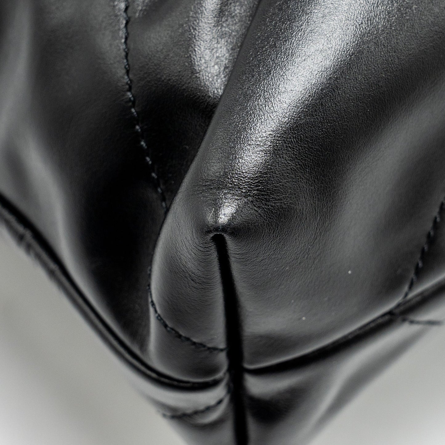 CHANEL medium 22 Bag Shiny Calfskin Black