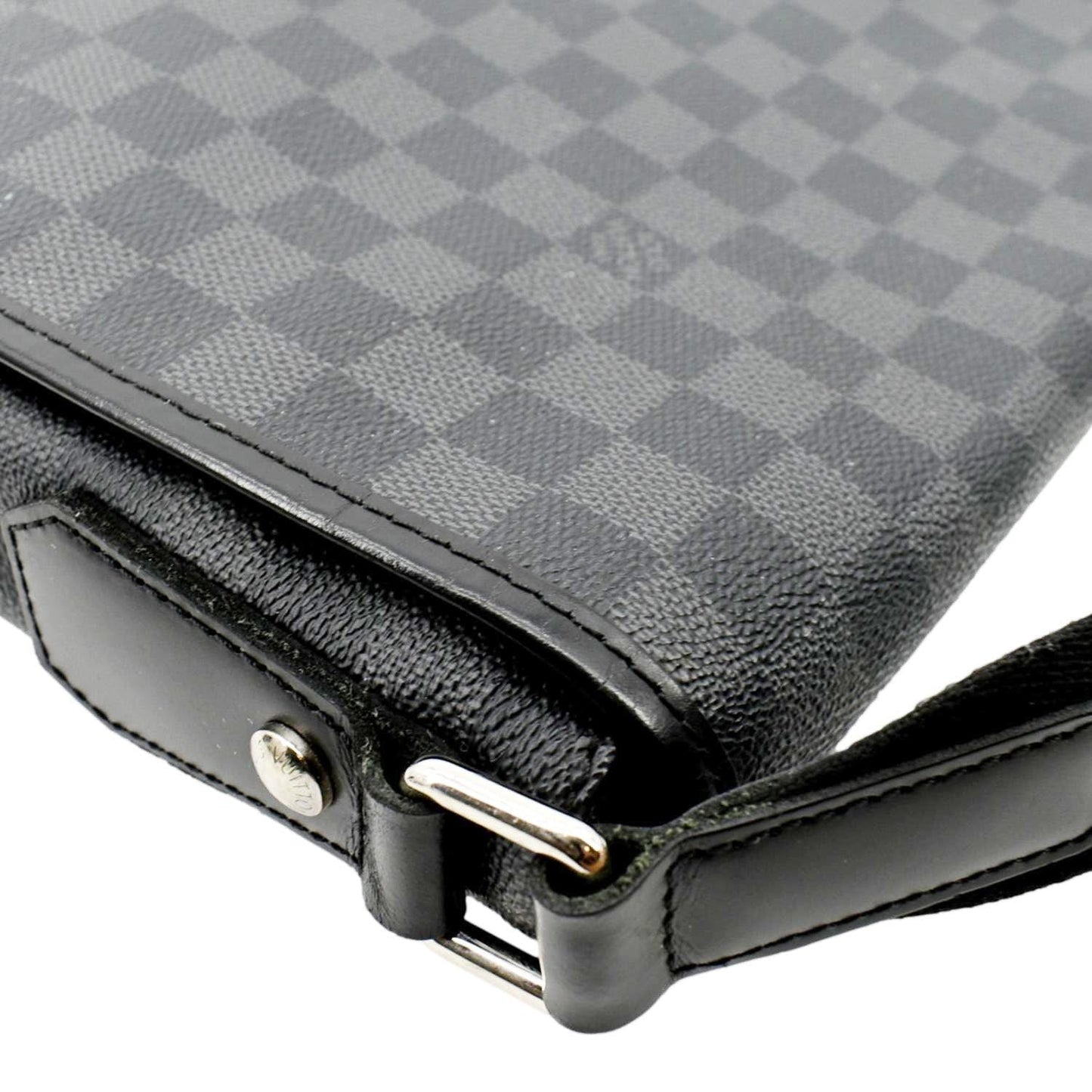 LOUIS VUITTON District MM Damier Graphite Messenger Bag Black