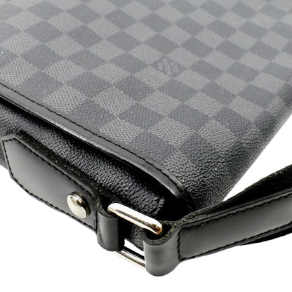 LOUIS VUITTON District MM Damier Graphite Messenger Bag Black