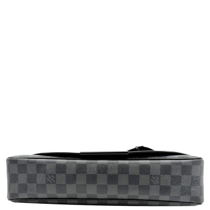LOUIS VUITTON District MM Damier Graphite Messenger Bag Black