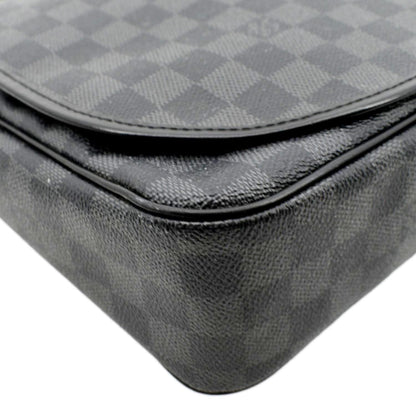 LOUIS VUITTON District MM Damier Graphite Messenger Bag Black