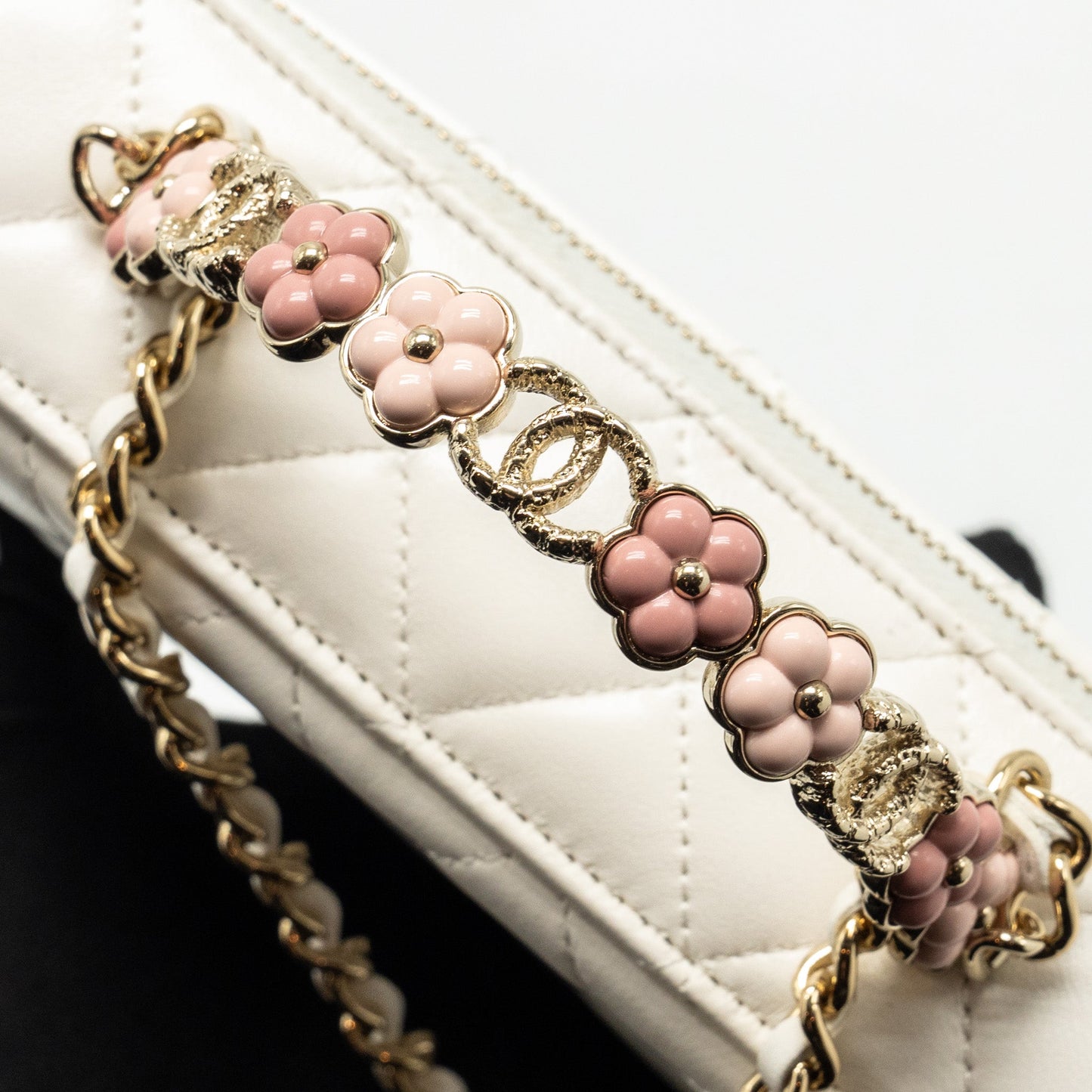 Chanel 23k Camellia Top Handle Long Vanity Case With Chain Calfskin White L (Microchip)