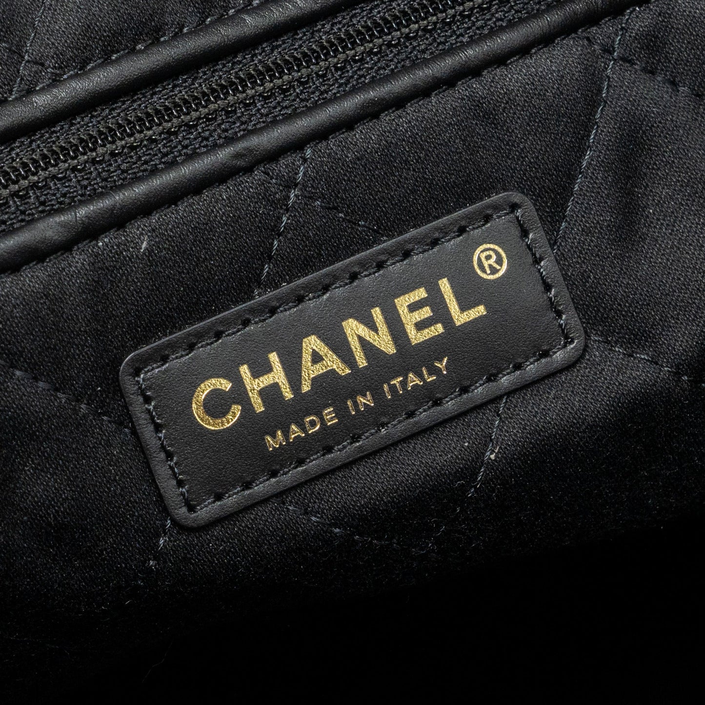 CHANEL medium 22 Bag Shiny Calfskin Black
