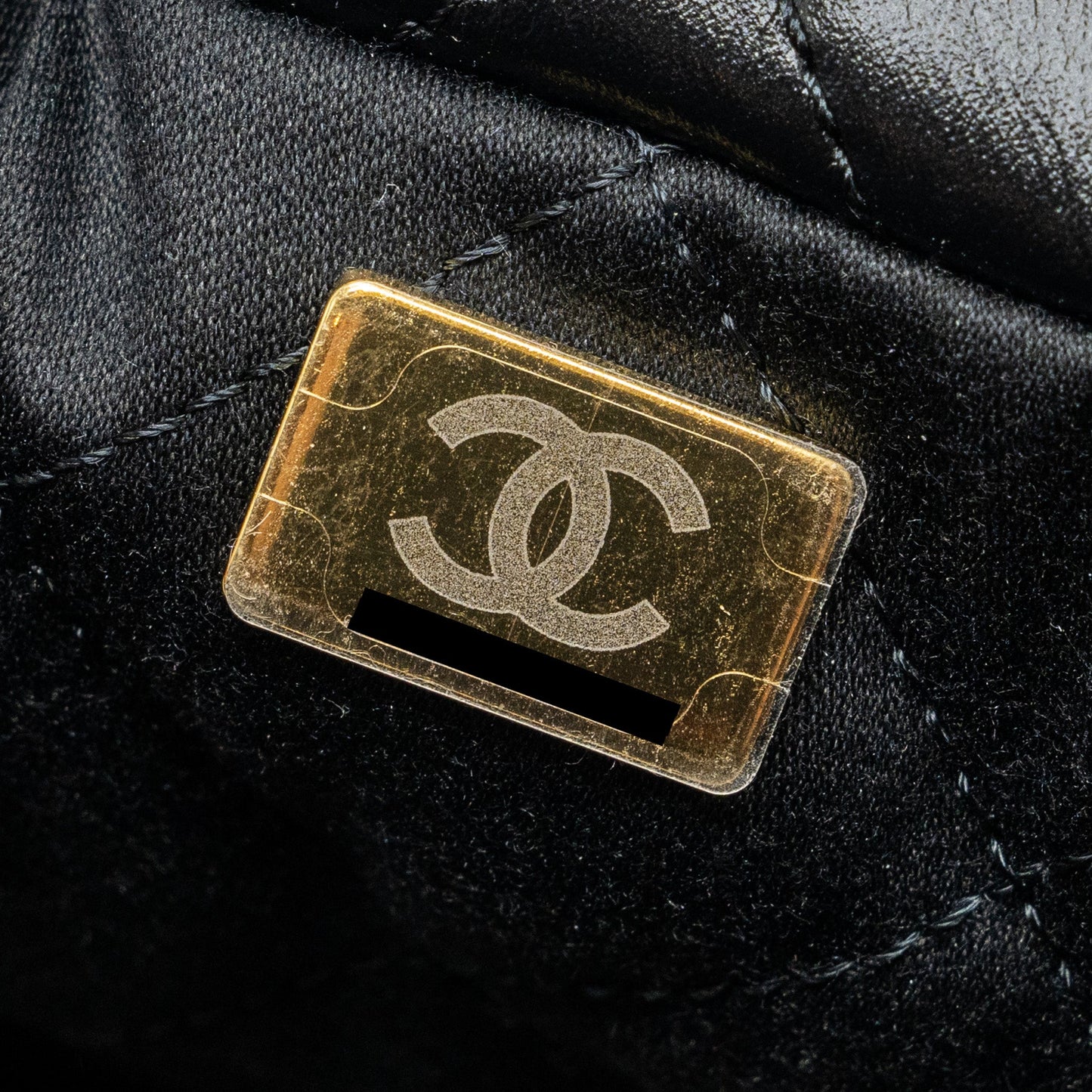 CHANEL medium 22 Bag Shiny Calfskin Black