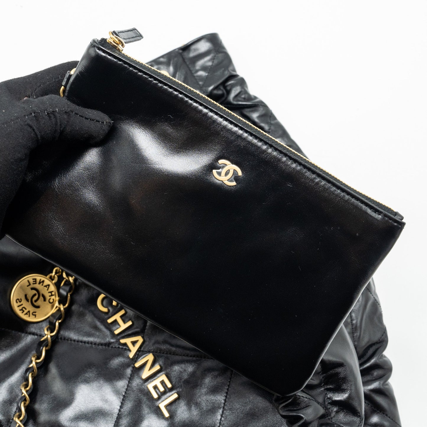 CHANEL medium 22 Bag Shiny Calfskin Black