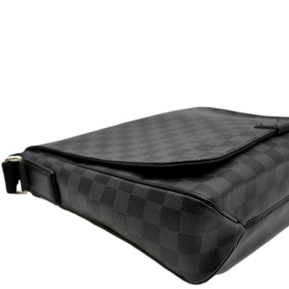 LOUIS VUITTON District MM Damier Graphite Messenger Bag Black