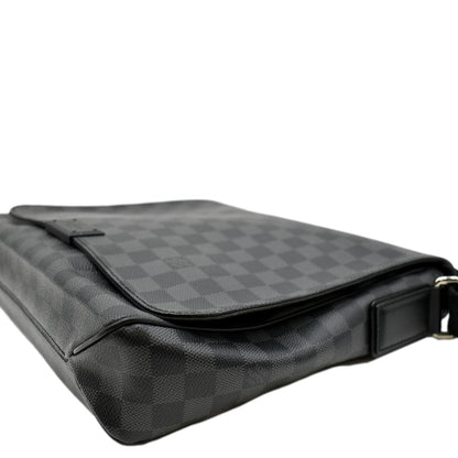 LOUIS VUITTON District MM Damier Graphite Messenger Bag Black