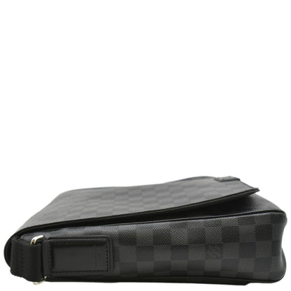 LOUIS VUITTON District MM Damier Graphite Messenger Bag Black