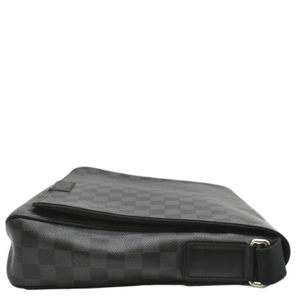 LOUIS VUITTON District MM Damier Graphite Messenger Bag Black