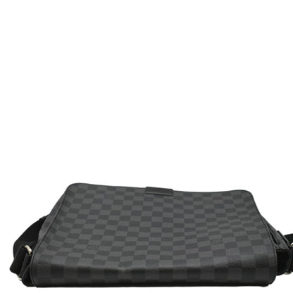 LOUIS VUITTON District MM Damier Graphite Messenger Bag Black