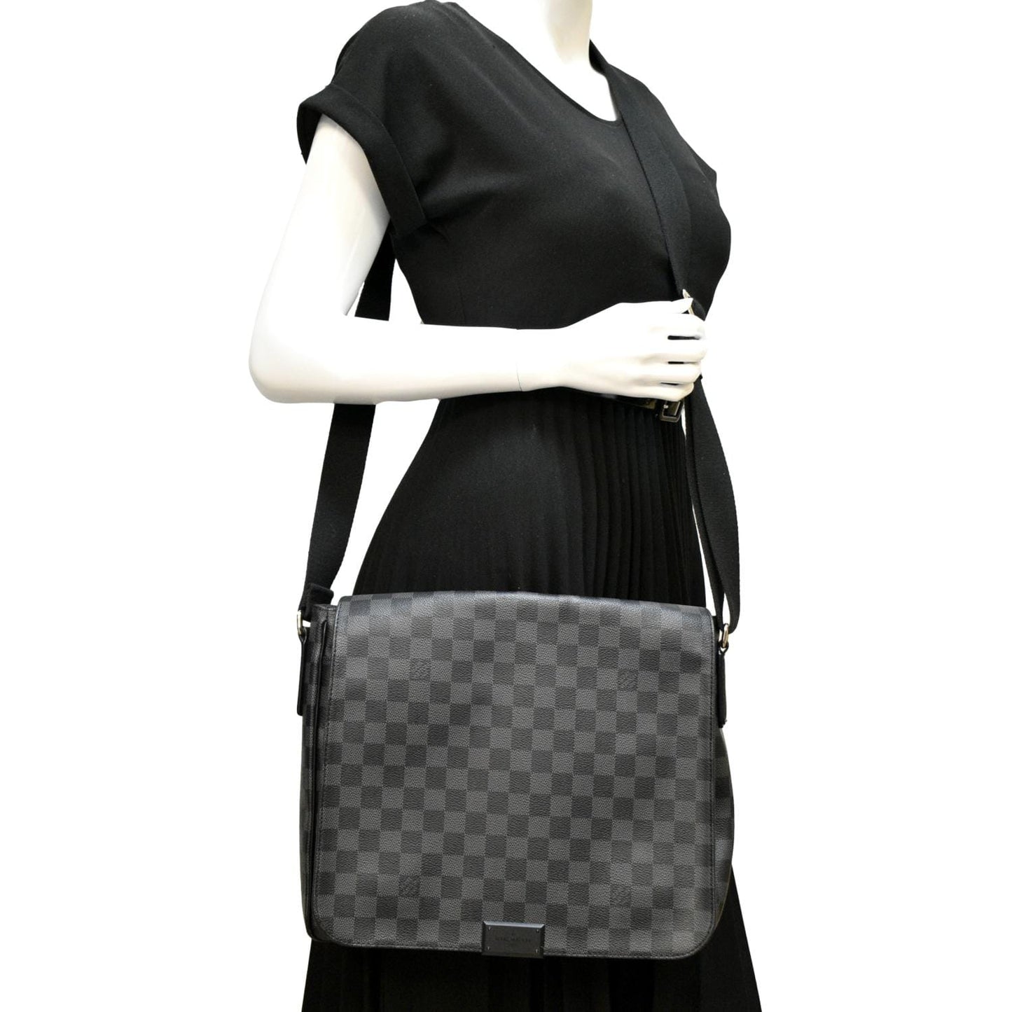 LOUIS VUITTON District MM Damier Graphite Messenger Bag Black