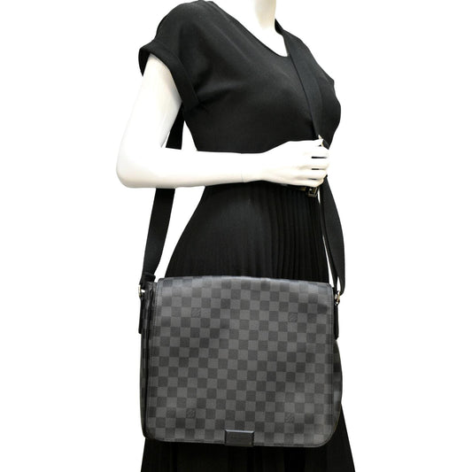 LOUIS VUITTON District MM Damier Graphite Messenger Bag Black