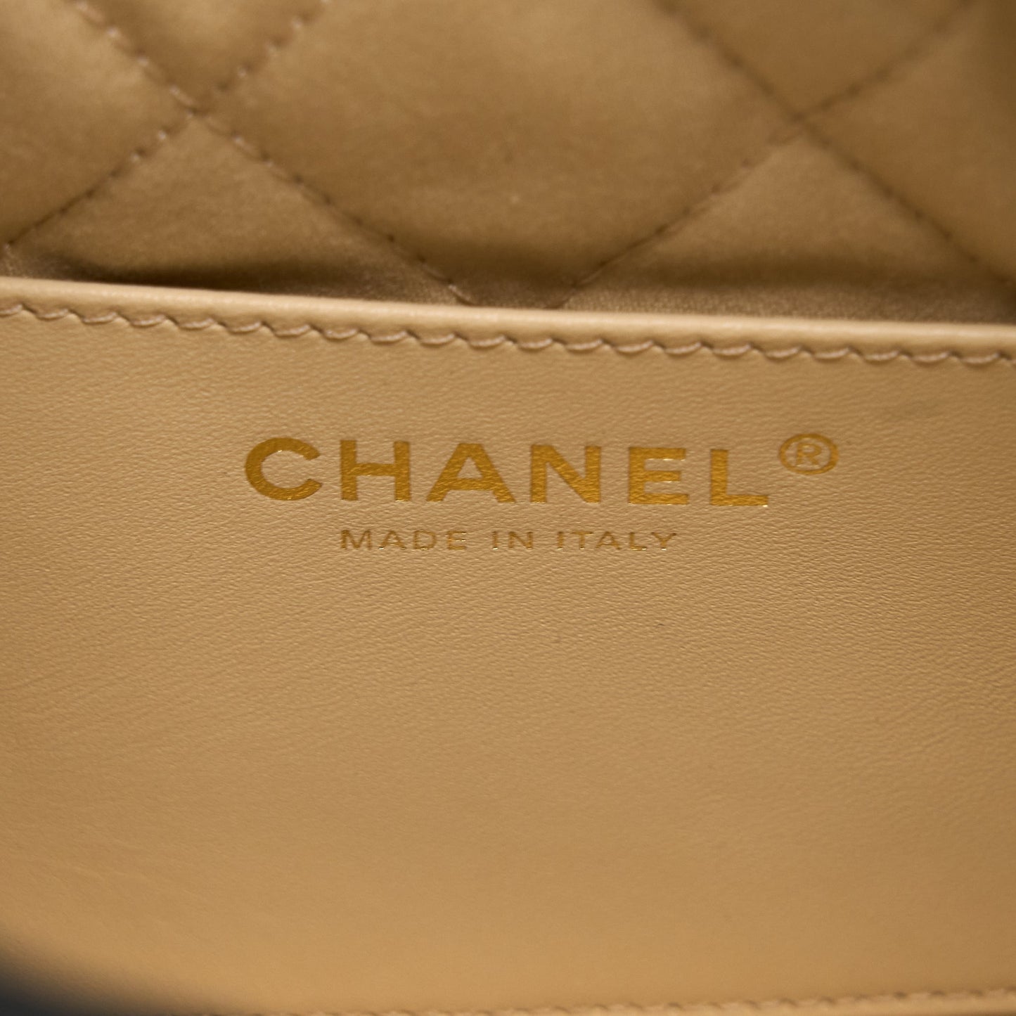 Chanel 23S Mini 22 Bag Shiny Calfskin White  (Microchip)