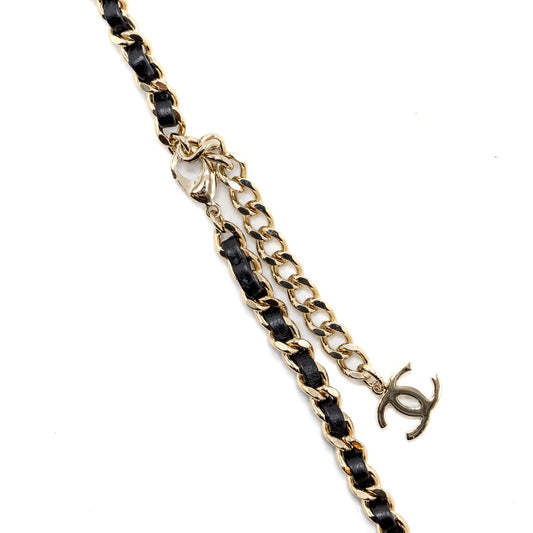 Chanel 21A Necklace Cardholder With Leather Chain White L