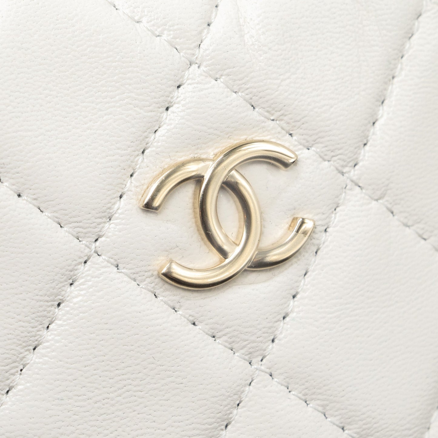 Chanel 23C round clutch lambskin white L (microchip)