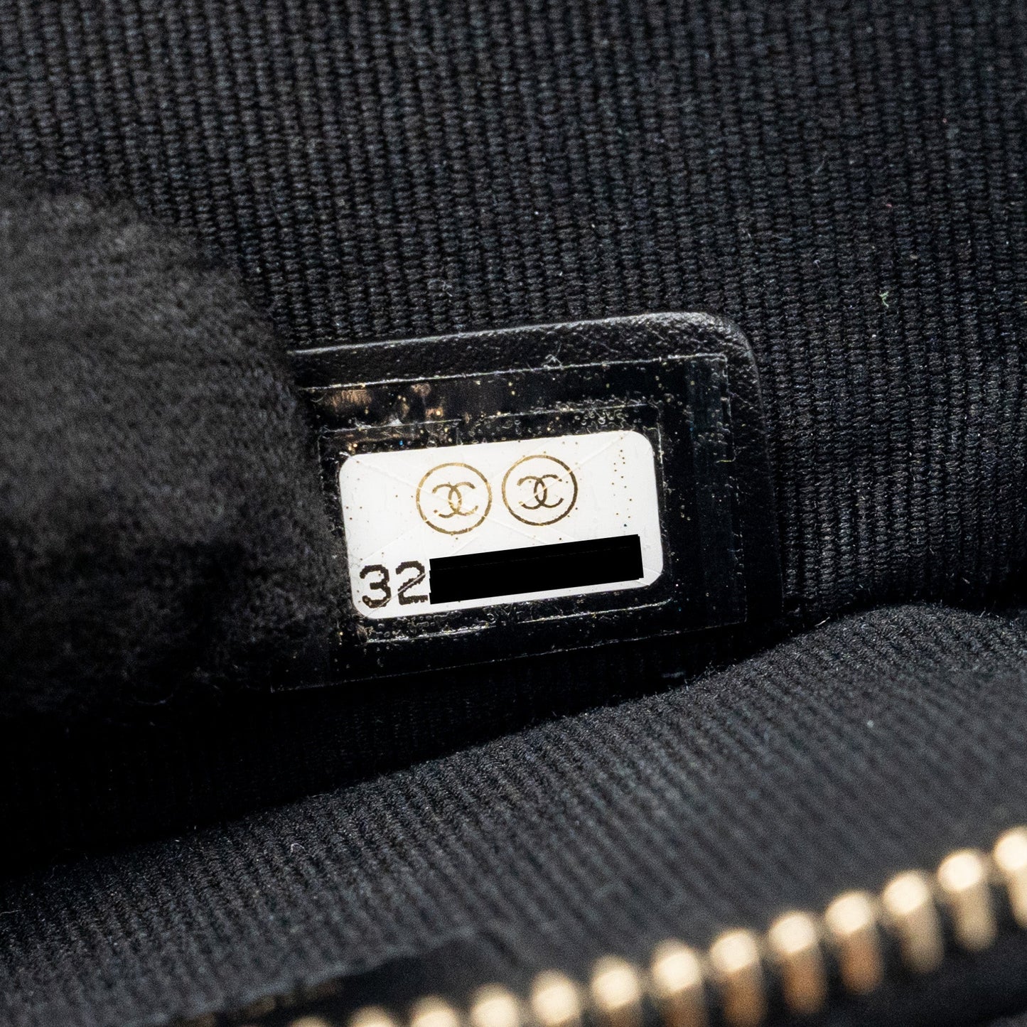 Chanel detailed CC logo zipper small wallet caviar black L