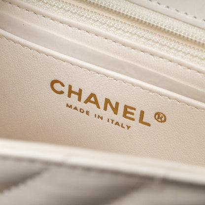 Chanel mini chevron 2.55 reissue flap bag calfskin white  (microchip)