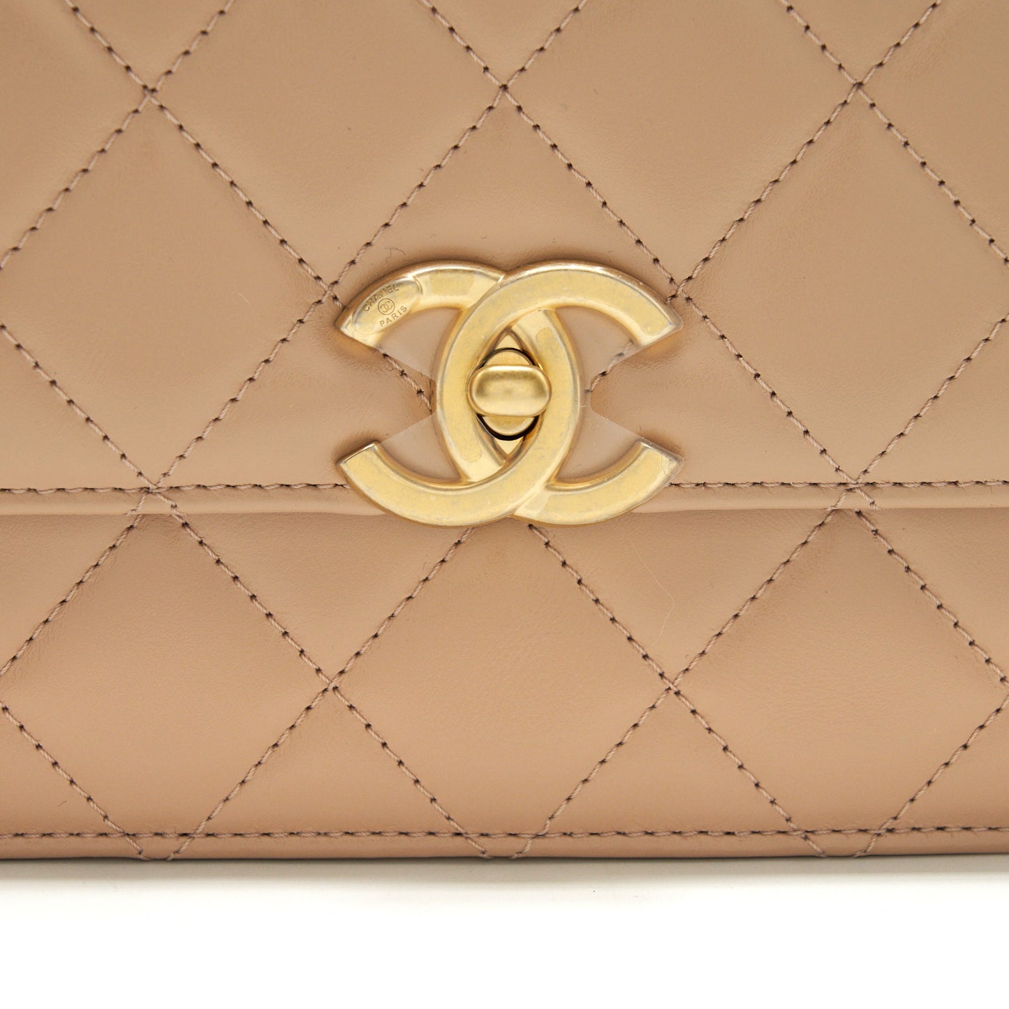 Chanel 21A Gold Crush Flap Bag Calfskin beige