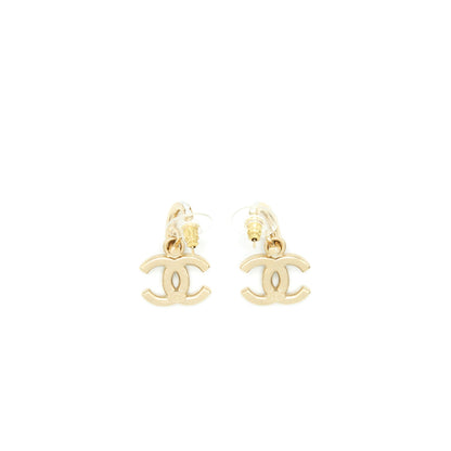 Chanel CC logo With Pearl Drop Earrings