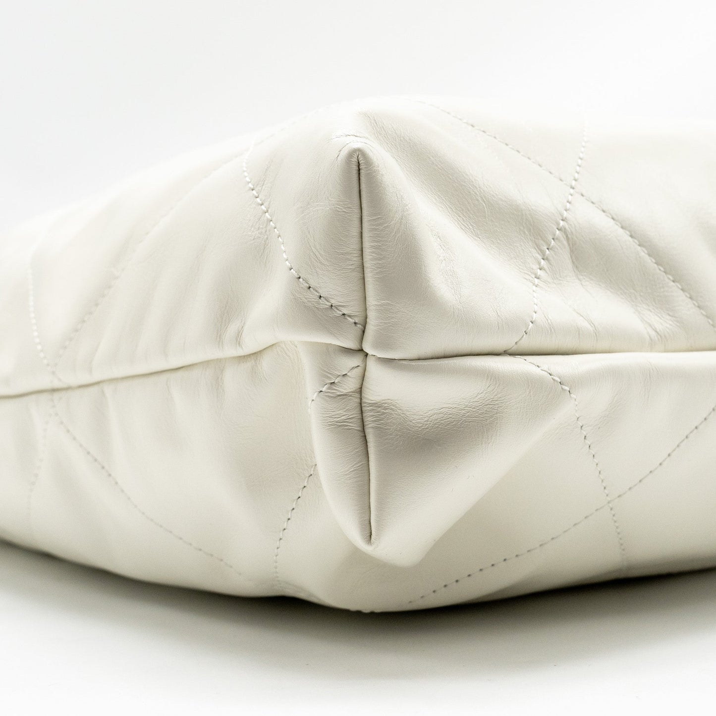 Chanel Medium 22 Bag Calfskin White  (Microchip)