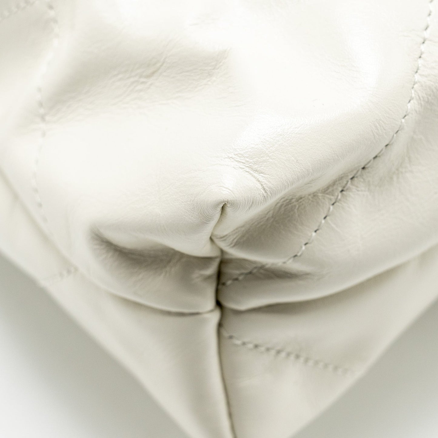Chanel Medium 22 Bag Calfskin White  (Microchip)