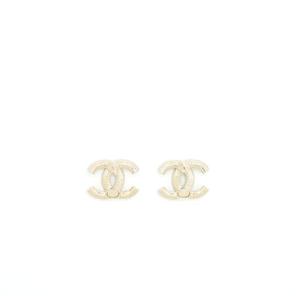 Chanel CC logo with mini pearl earrings L