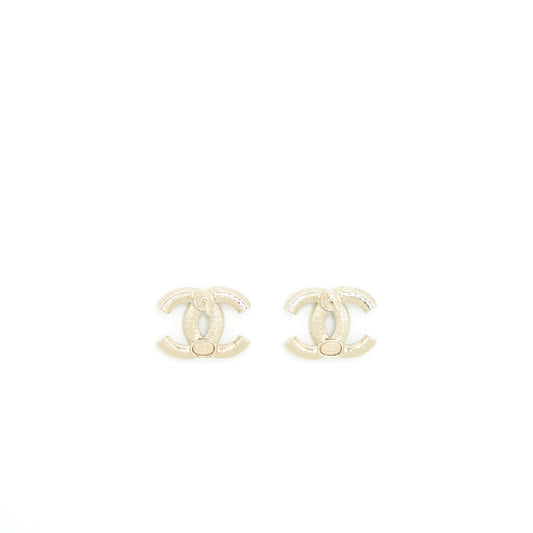 Chanel CC logo with mini pearl earrings L