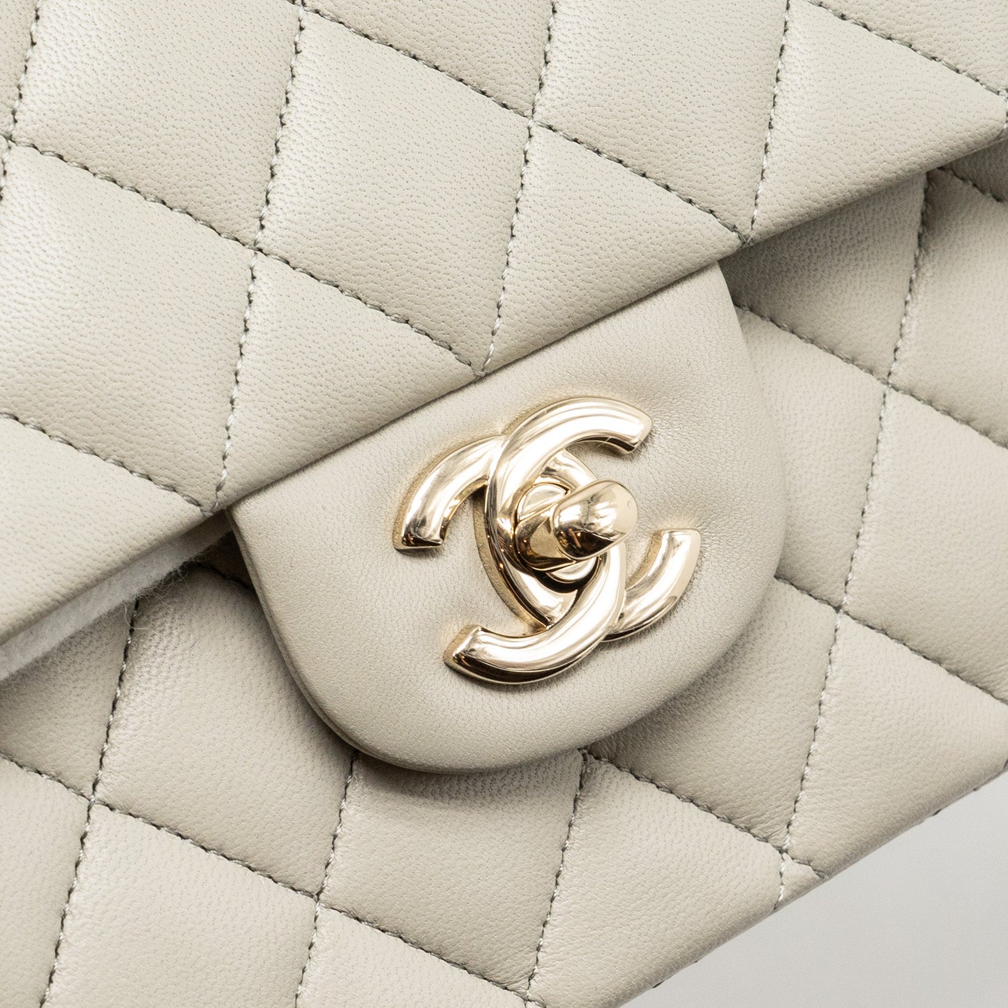 Chanel Medium Classic double flap bag lambskin light grey L (Microchip)