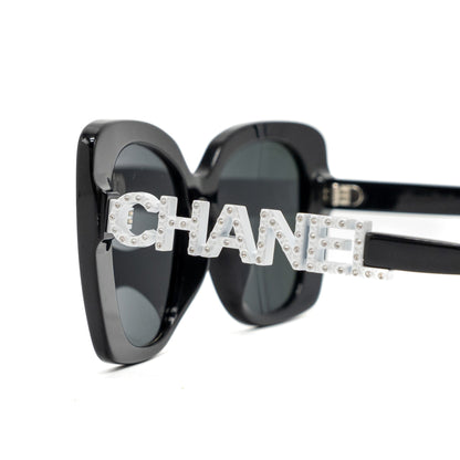 Chanel letter and cc logo sunglasses black / white