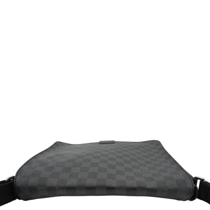 LOUIS VUITTON District Messenger Damier Graphite Messenger Bag Black