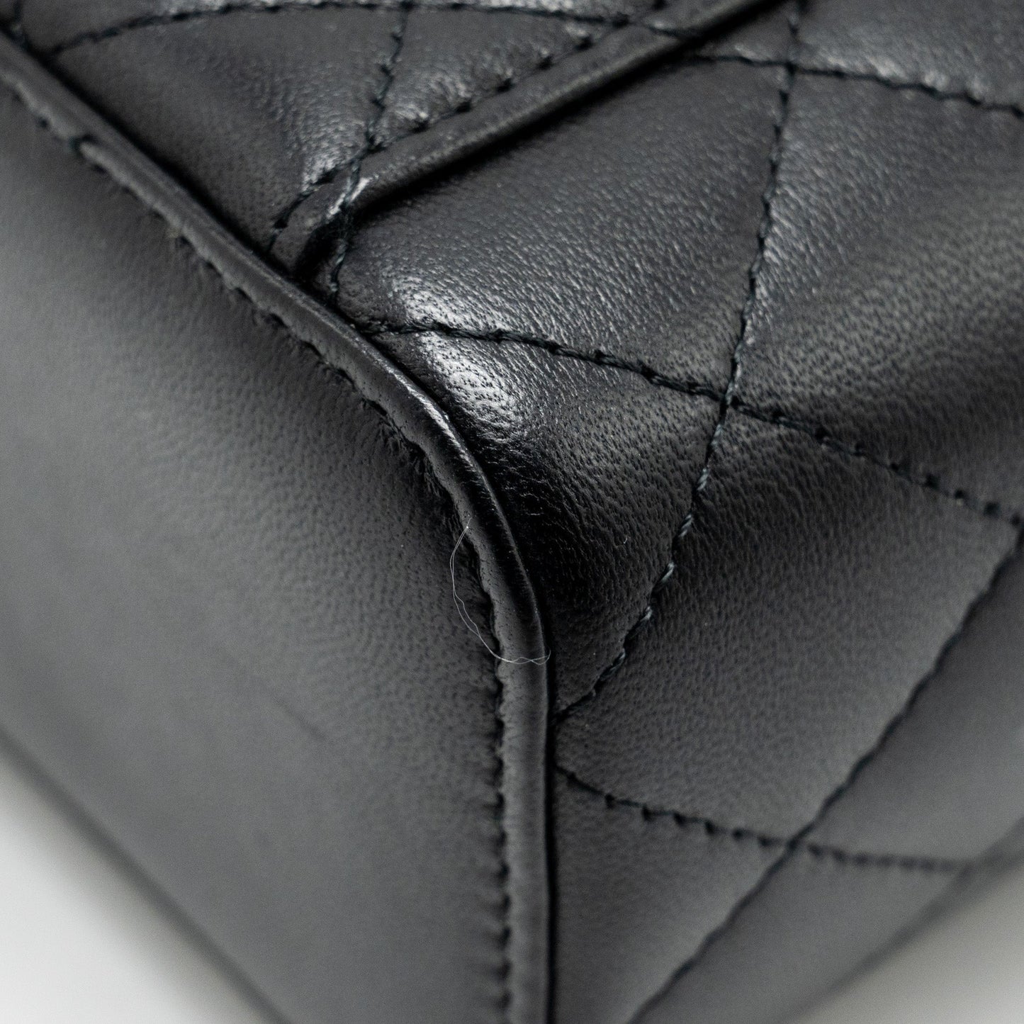 Chanel Pearl Crush Mini Vanity Case Lambskin Black