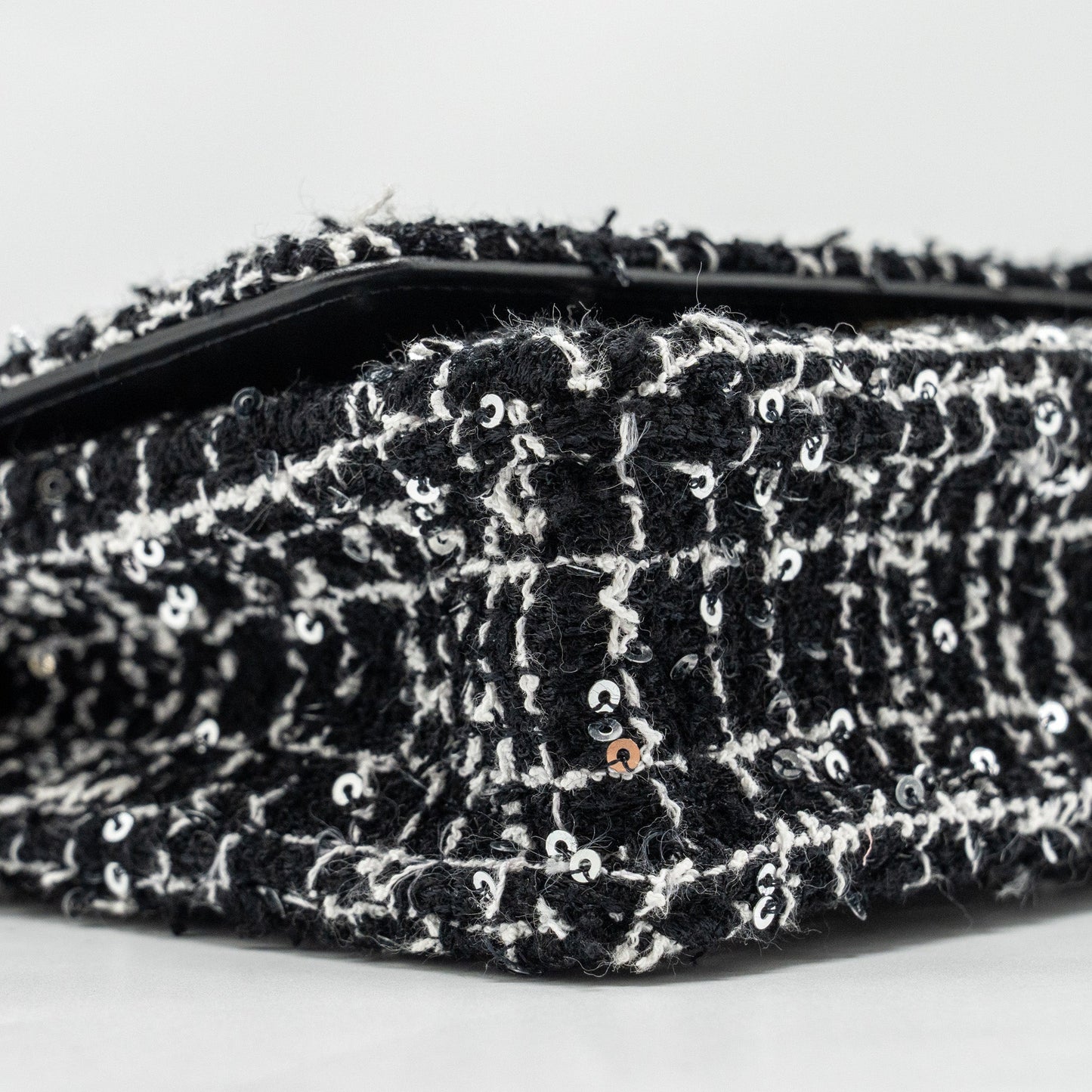 Chanel 24p Detail Chains Wallet On Chain Tweed/Sequins Black/White L (Microchip)