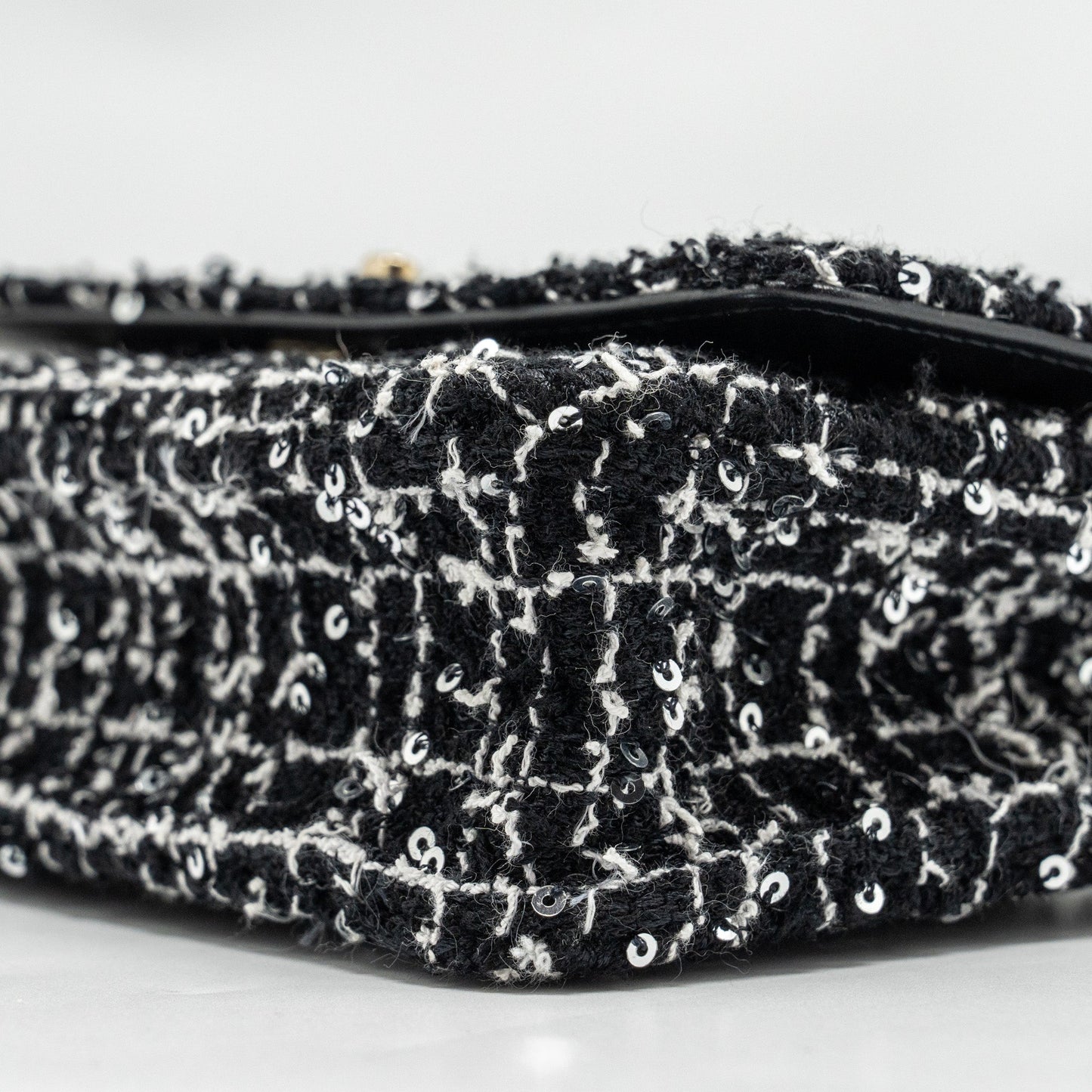 Chanel 24p Detail Chains Wallet On Chain Tweed/Sequins Black/White L (Microchip)