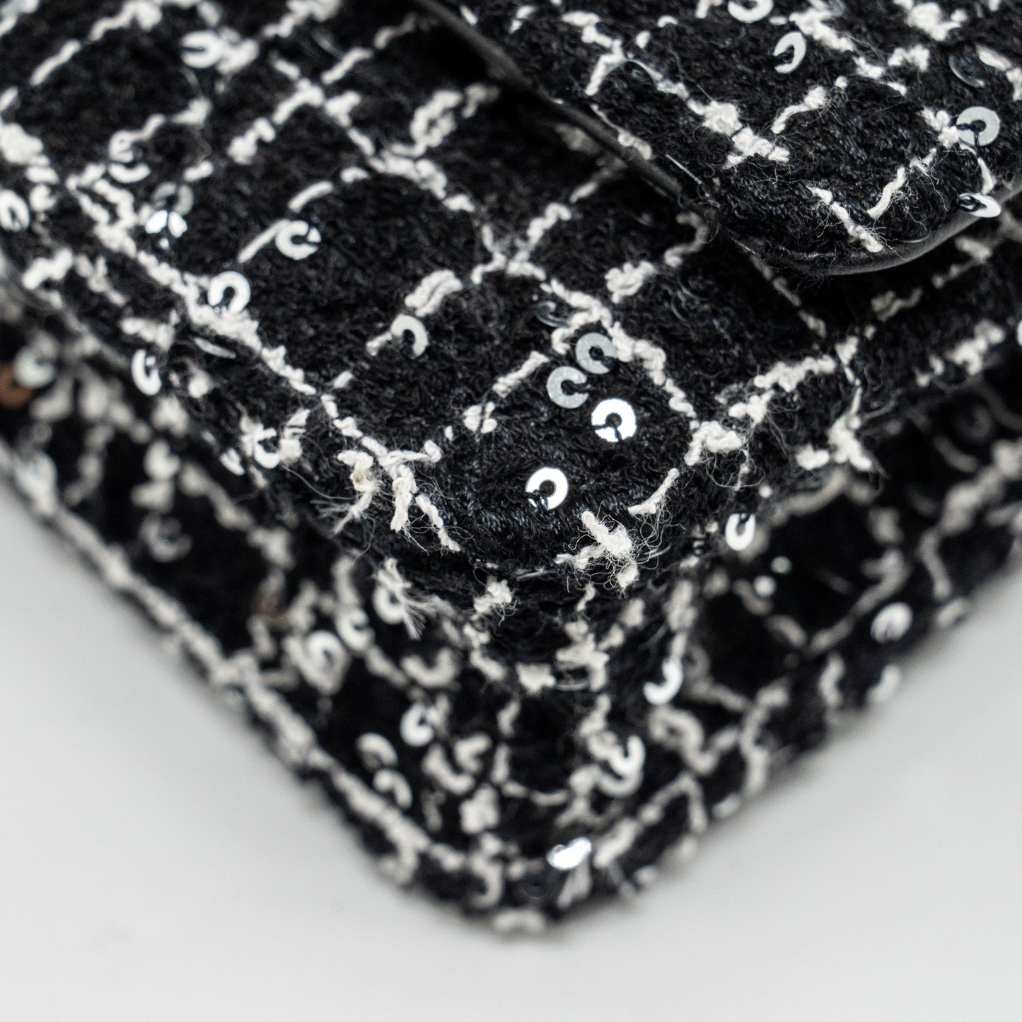 Chanel 24p Detail Chains Wallet On Chain Tweed/Sequins Black/White L (Microchip)