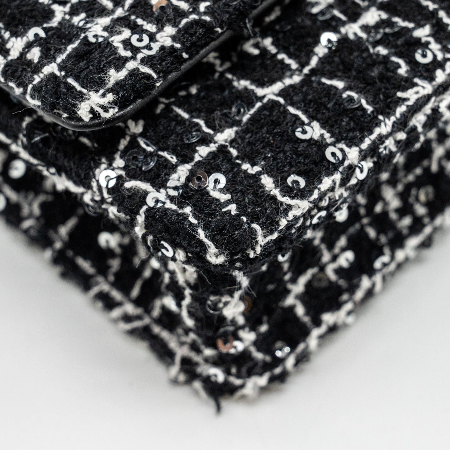 Chanel 24p Detail Chains Wallet On Chain Tweed/Sequins Black/White L (Microchip)