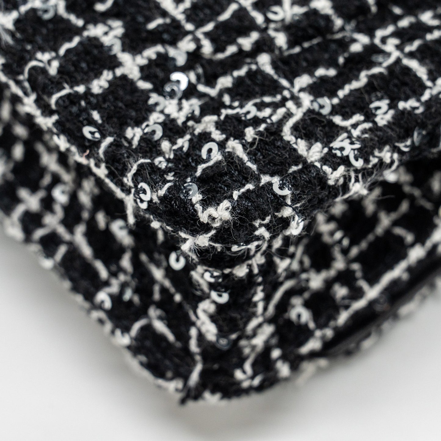 Chanel 24p Detail Chains Wallet On Chain Tweed/Sequins Black/White L (Microchip)